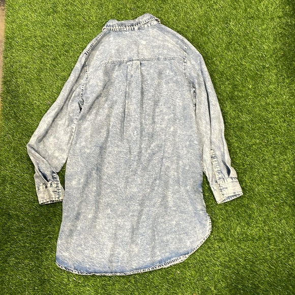 Ladies acid wash chambray button up shirt dress with pockets. - Picture 2 of 5